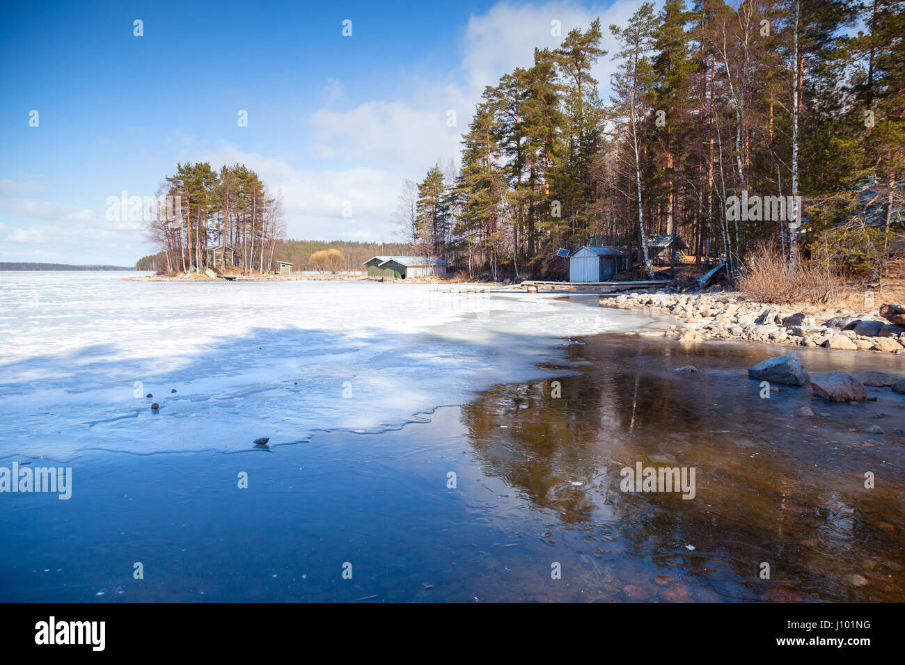Printemps paysage finlandais, côte du lac Saimaa, Imatra région, Finlande Banque D'Images