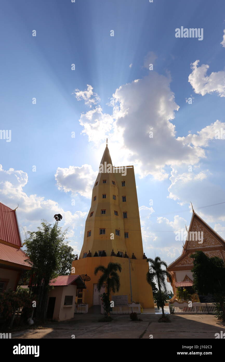 Wat Bung Kee Lek est un temple dans le district de Khemmarat Ubon Ratchatani province de Thaïlande. Il a un bâtiment en forme de grenier. Banque D'Images
