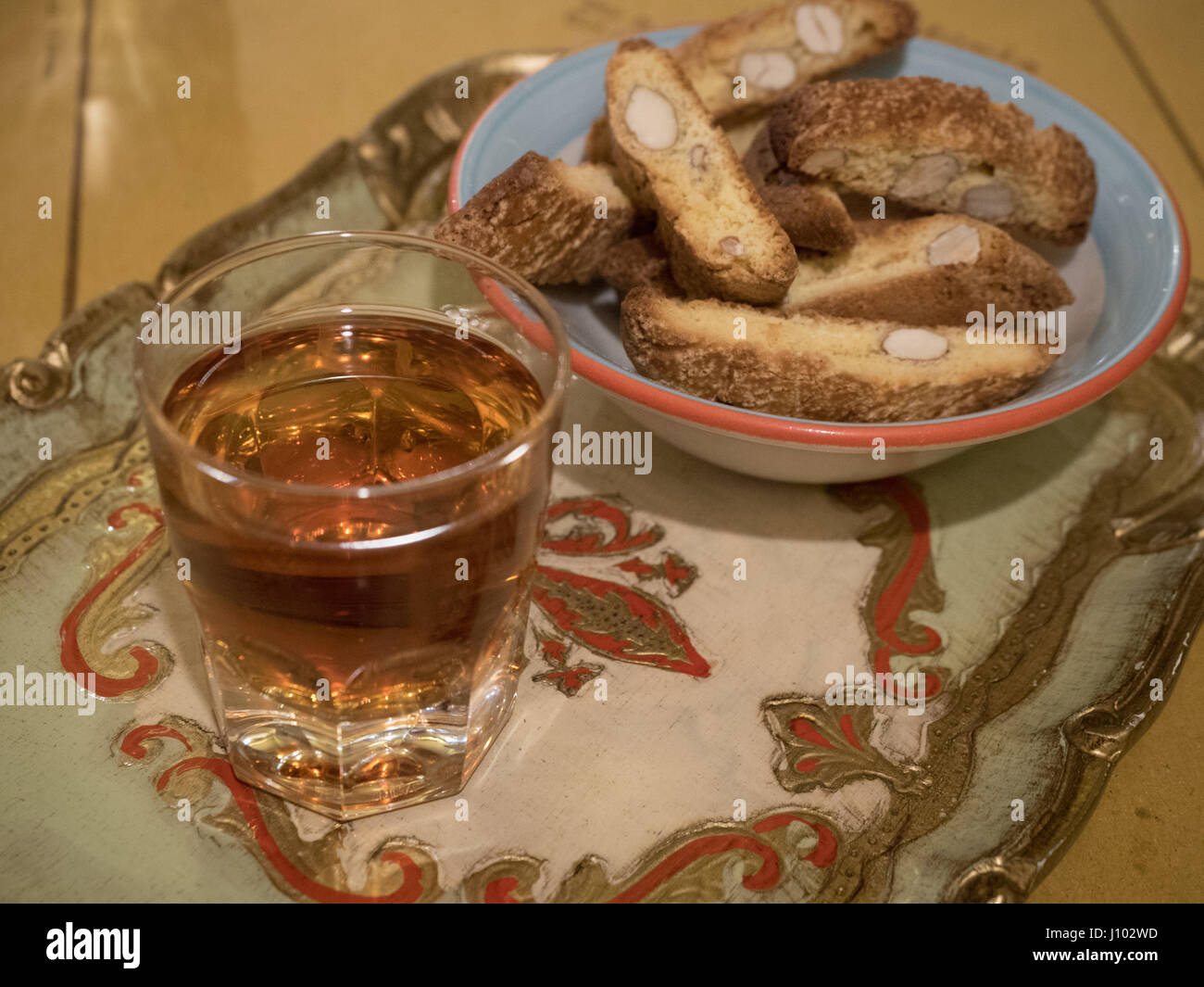 Vin Santo avec des biscuits cantucci, un dessert italien classique célèbre dans la région de Toscane Banque D'Images