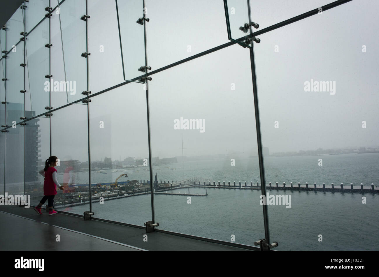 Vue sur le port de Boston depuis l'Institut de contemporain Art (ICA) Banque D'Images