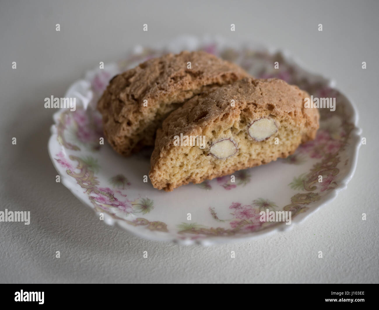 Cantucci, biscuits aux amandes italiennes souvent trempés dans de l'alcool (vin Santo) et consommés comme dessert Banque D'Images