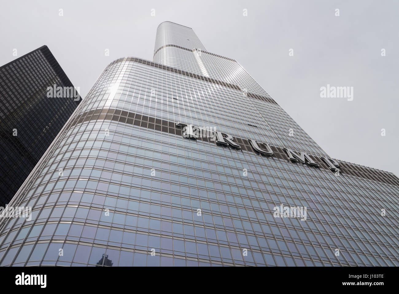 La vue depuis le dessous de la Trump Tower à Chicago, Illinois Banque D'Images