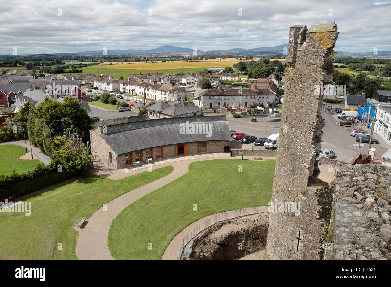 Vue du château de Ferns vers le centre des visiteurs du château et le centre de Ferns, comté de Wexford, Irlande (Eire). Banque D'Images