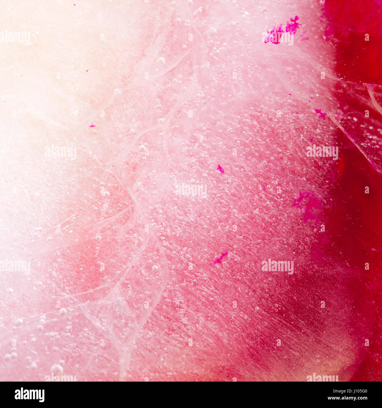 Glace couleur abstrait, bloc de glace avec de l'encre, congelé Banque D'Images