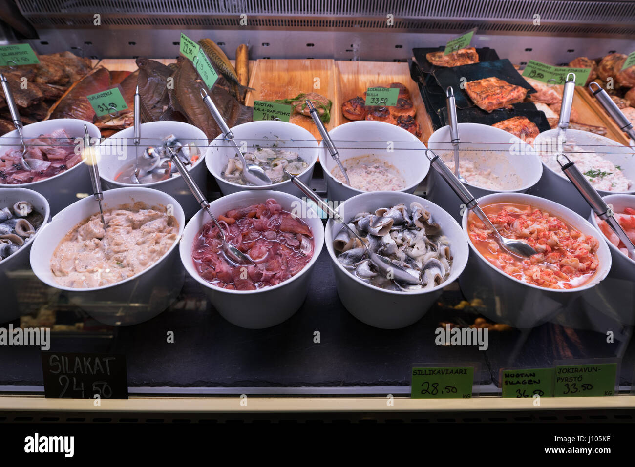 Sélection de fruits de mer vendus dans un marché couvert à Turku, Finlande Banque D'Images