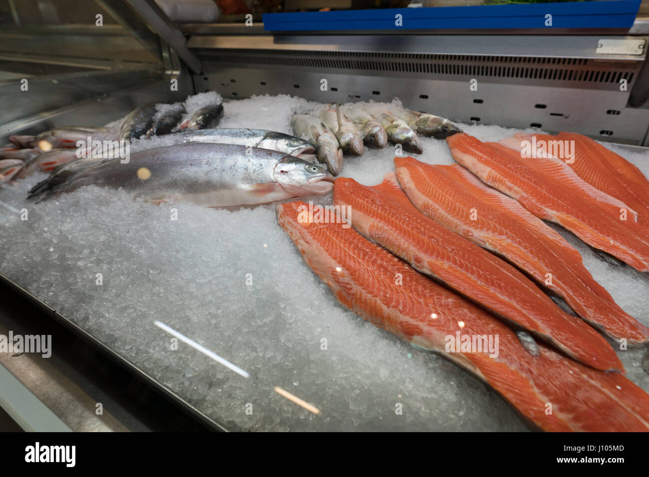 Dans la glace des poissons vendus dans un marché couvert à Turku, Finlande Banque D'Images