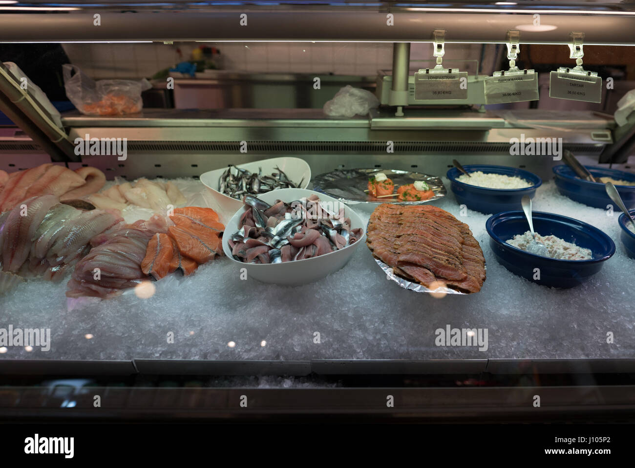 Sélection de fruits de mer vendus dans un marché couvert à Turku, Finlande Banque D'Images