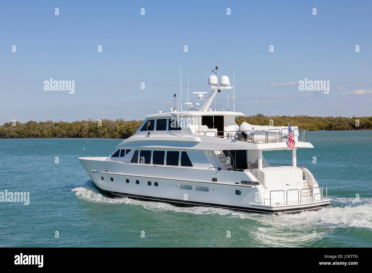 Yacht à moteur blanc de luxe sur la côte en Floride Banque D'Images