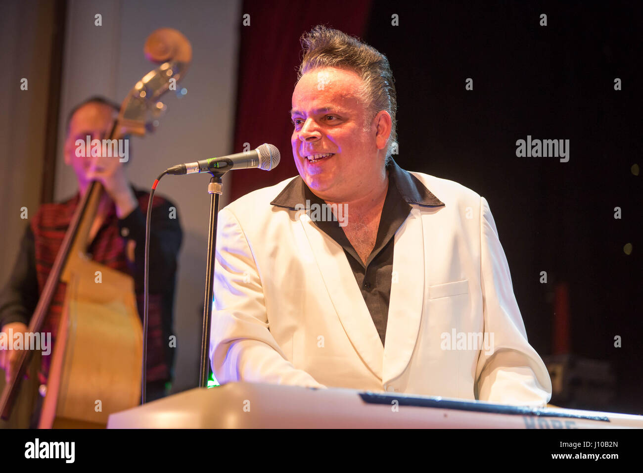 London, UK. 16 avril 2017. Mike Sanchez effectue à la salle municipale de Nantwich dans le cadre du 21ème Nantwich Jazz, Blues et de la musique. Crédit : Simon Newbury/Alamy Live News Banque D'Images