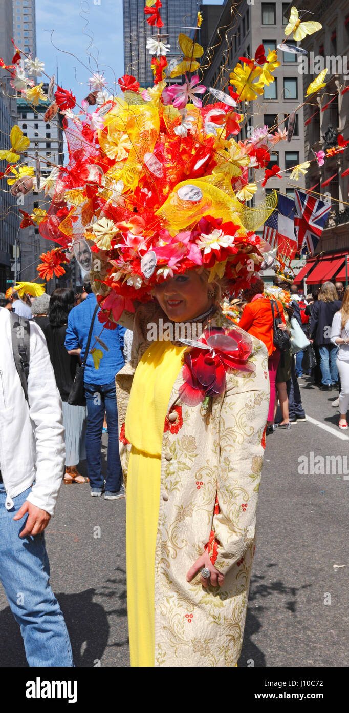 New York, USA. Apr 16, 2017. Easter Parade et Bonnet Festival à Manhattan, la cinquième avenue à New York City, le 16 avril 2017. Credit : Nino/Marcutti Alamy Live News Banque D'Images