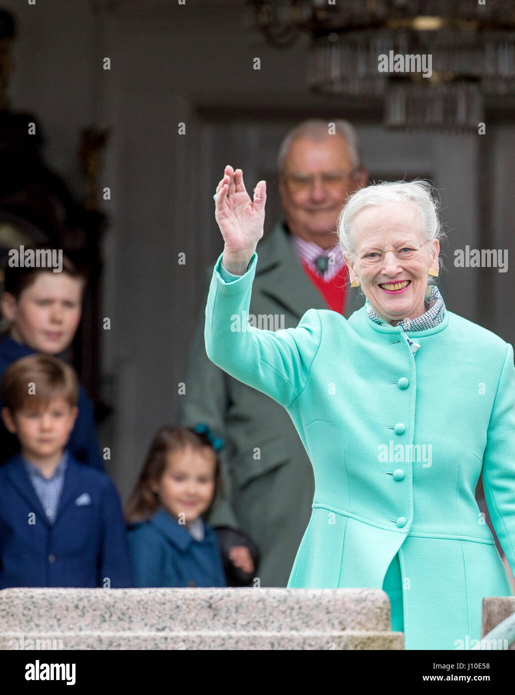 Aarhus, Danemark. Apr 16, 2017. La reine Margrethe du Danemark assiste à la 77e anniversaire de la Reine Margrethe au palais de Marselisborg à Aarhus, Danemark, 16 avril 2017. Photo : Patrick van Katwijk POINT DE VUE - PAS DE CÂBLE · SERVICE Photo : Patrick van Katwijk/Dutch Photo Presse/dpa/Alamy Live News Banque D'Images