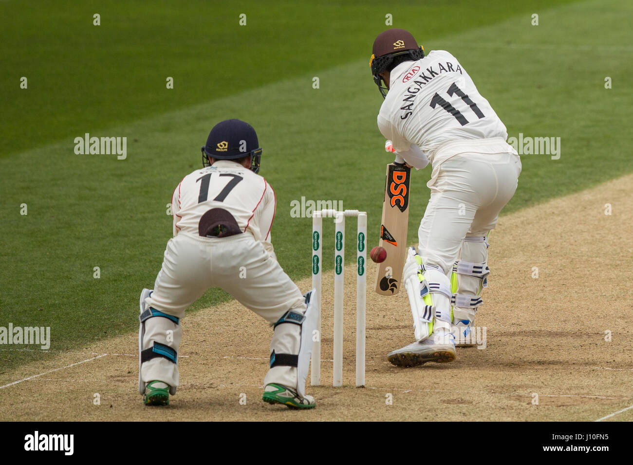 Londres, Royaume-Uni. 17 avril, 2017. Liam Livingstone passe très près de bowling Kumar Sangakkara de Surrey au bâton contre Lancashire au quatrième jour du Championnat du comté de Specsavers à l'Ovale. David Rowe/Alamy Live News Banque D'Images