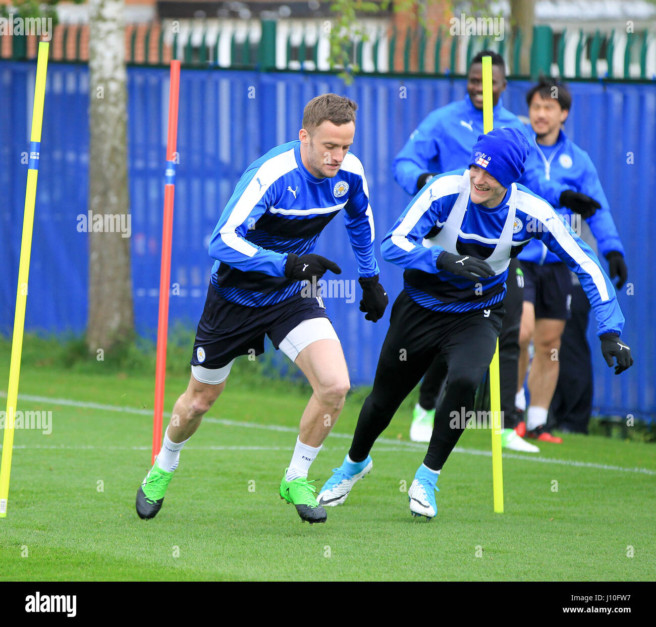 Leicester, Angleterre, 17th, April, 2017. Les grévistes de ferrochrome à Jamie Vardy et Andy King formation au sol d'entraînement Belvoir prêt pour la deuxième étape de la Ligue des Champions Quart de finale cravate avec l'Atletico Madrid. © Phil Hutchinson/Alamy Live News Banque D'Images