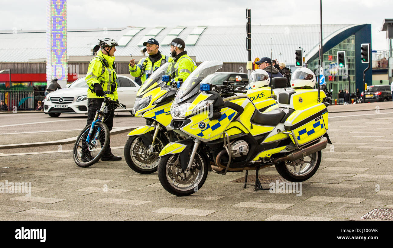 Southend-on-Sea, Essex, Royaume-Uni. 17 avr 2017. Le Southend annuel Shakedown a été exécuté au cours des 18 dernières années. L'événement a traditionnellement été tenues ont-il Easter Bank Holiday lundi et est la première ride-out de l'année pour les motards - d'où 'shakedown'. Précédemment organisés par la Ace Cafe. Pour la deuxième année consécutive, le Conseil d'Arrondissement de Southend a demandé que les organisateurs de couvrir le coût du maintien de l'événement, les organisateurs ont coupé tous liens avec l'événement de l'année dernière. Cela a donné lieu à aucun organisor et personne pour le Conseil d'envoyer le projet de loi. Credit : Graham Eva/Alamy Live News Banque D'Images