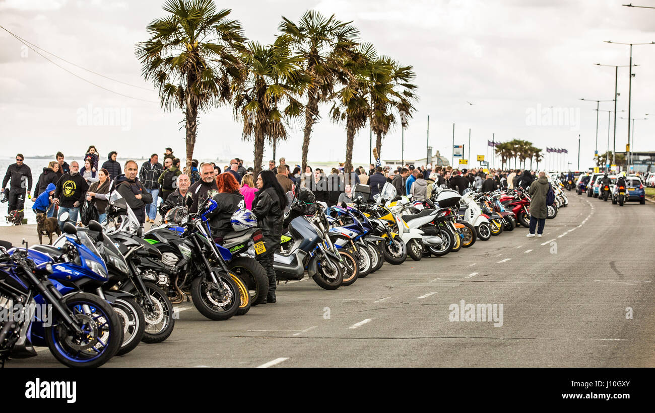 Southend-on-Sea, Essex, Royaume-Uni. 17 avr 2017. Le Southend annuel Shakedown a été exécuté au cours des 18 dernières années. L'événement a traditionnellement été tenues ont-il Easter Bank Holiday lundi et est la première ride-out de l'année pour les motards - d'où 'shakedown'. Précédemment organisés par la Ace Cafe. Pour la deuxième année consécutive, le Conseil d'Arrondissement de Southend a demandé que les organisateurs de couvrir le coût du maintien de l'événement, les organisateurs ont coupé tous liens avec l'événement de l'année dernière. Cela a donné lieu à aucun organisor et personne pour le Conseil d'envoyer le projet de loi. Credit : Graham Eva/Alamy Live News Banque D'Images