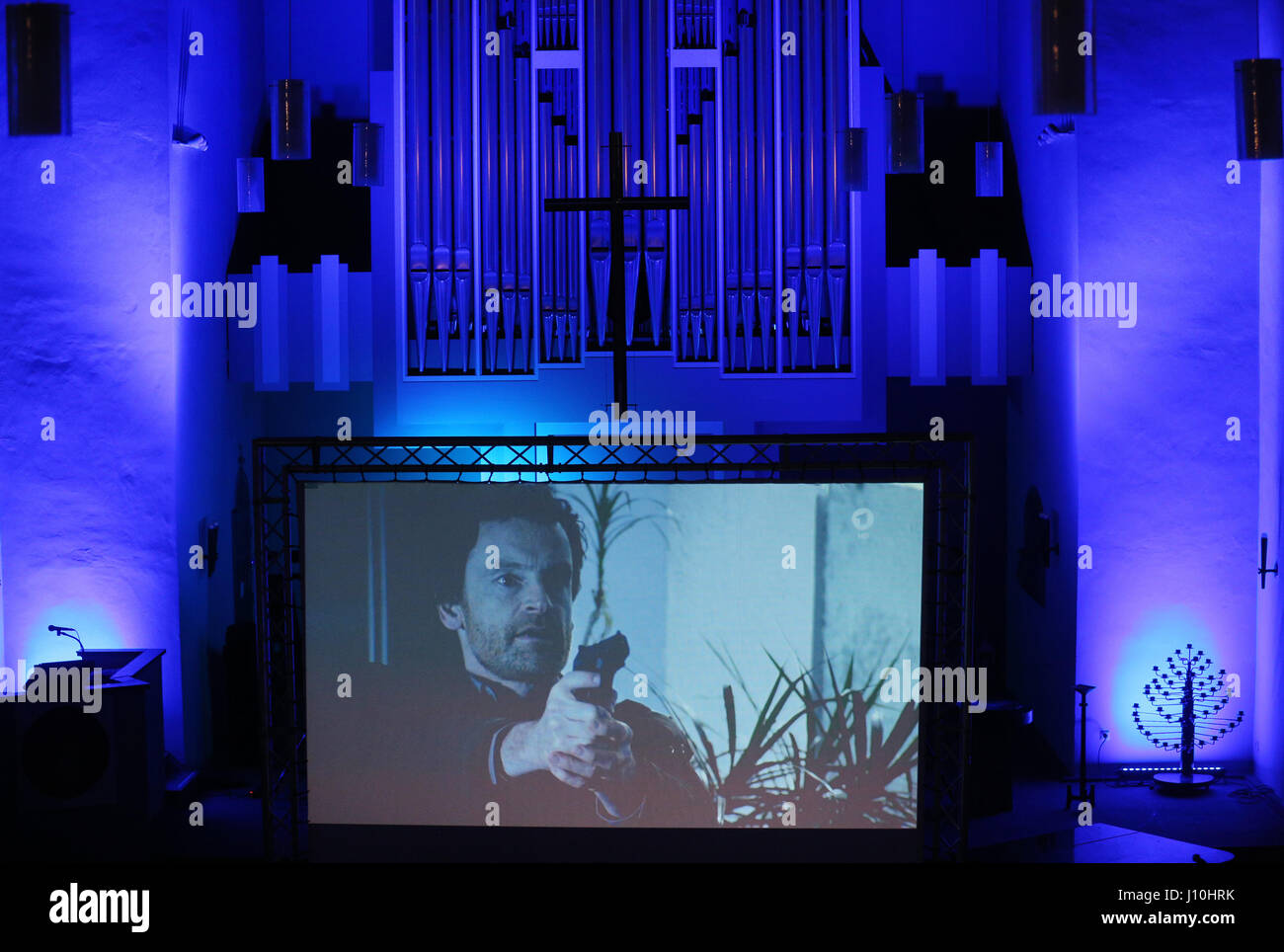 Dortmund, Allemagne. Apr 17, 2017. 'Sturm', un épisode de la populaire série "détective allemande Tatort' ('lieu de crime'), est projeté dans une église à Dortmund, Allemagne, 17 avril 2017. L'épisode a été prévue pour le jour de l'an, mais elle a été reportée en raison de l'attentat sur un marché de Noël à Berlin le 19 décembre 2016. Photo : Ina Fassbender/dpa/Alamy Live News Banque D'Images