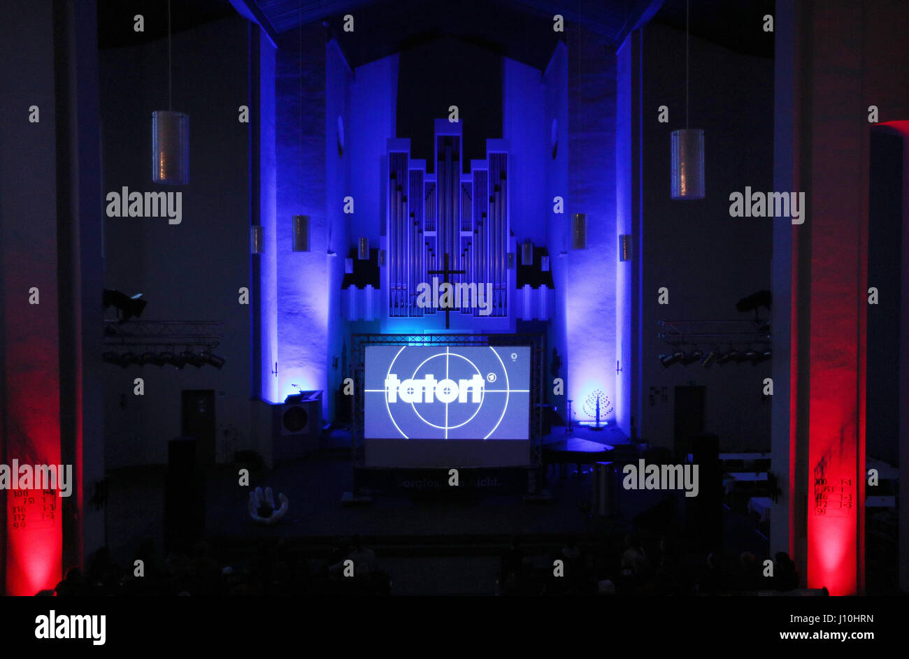 Dortmund, Allemagne. Apr 17, 2017. 'Sturm', un épisode de la populaire série "détective allemande Tatort' ('lieu de crime'), est projeté dans une église à Dortmund, Allemagne, 17 avril 2017. L'épisode a été prévue pour le jour de l'an, mais elle a été reportée en raison de l'attentat sur un marché de Noël à Berlin le 19 décembre 2016. Photo : Ina Fassbender/dpa/Alamy Live News Banque D'Images