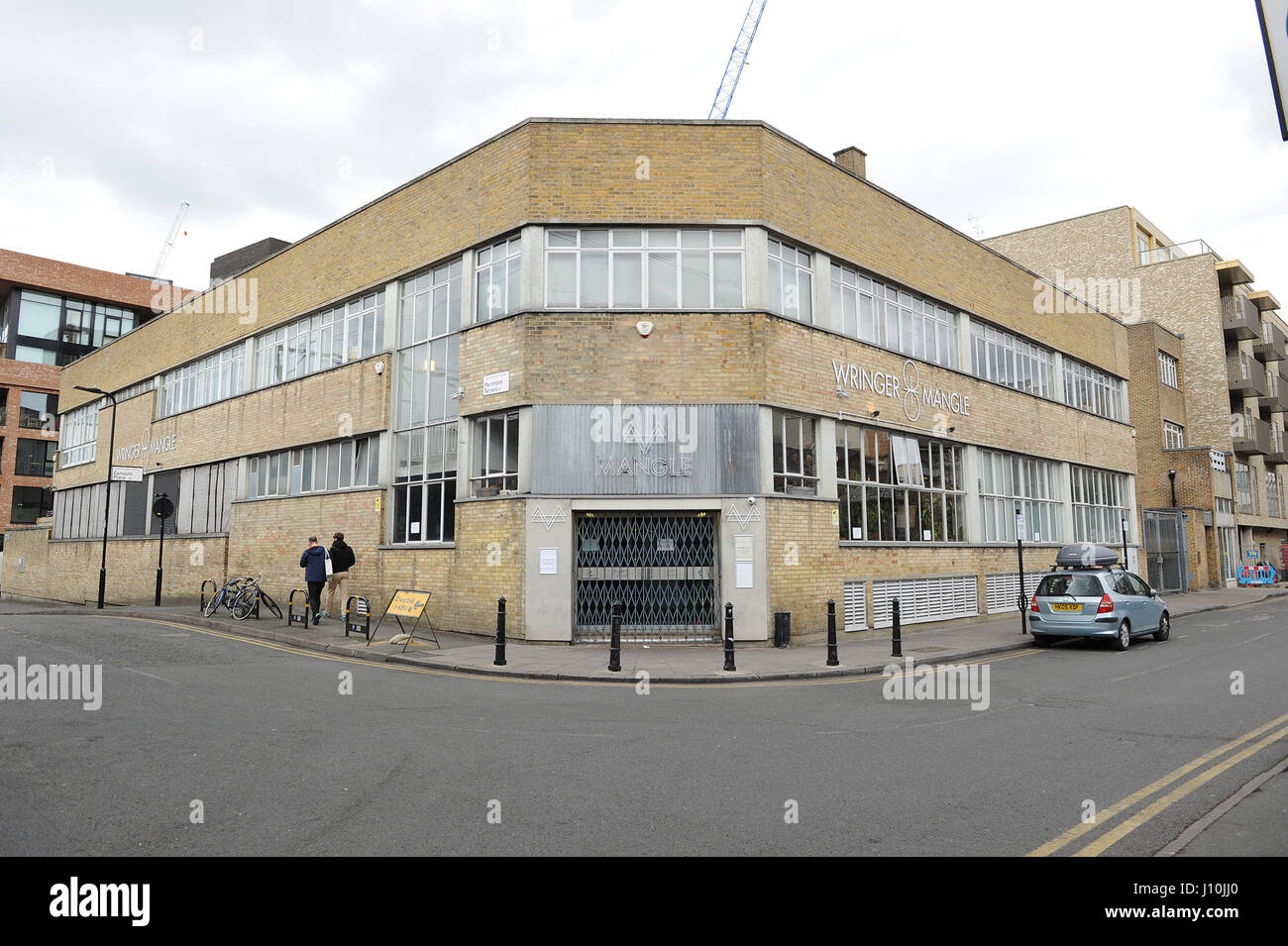 Londres, Royaume-Uni. Apr 17, 2017. Photo prise le 17 avril 2017 montre la vue générale du Mangle E8 discothèque après une "forte suspicion d'attaque des acides dans l'Est de Londres, Grande-Bretagne. Au moins 12 personnes ont subi des brûlures qui semblait être une 'strong' acide attaque comme environ 600 carnavaliers ont été évacués de l'est un club de Londres, la police locale a déclaré lundi. Source : Xinhua/Alamy Live News Banque D'Images