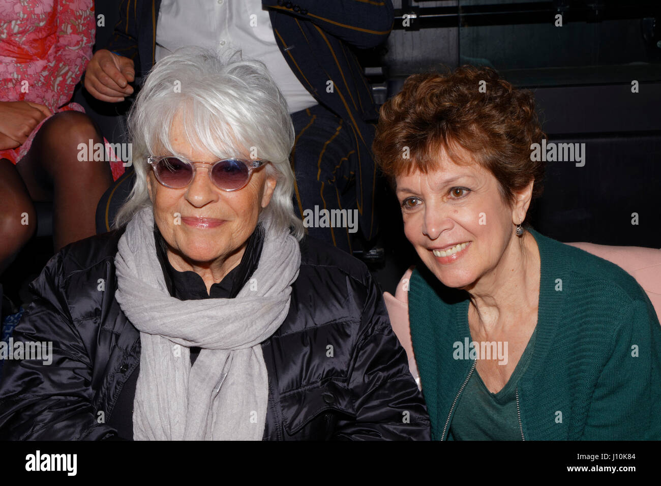 Paris, France. 17 avril, 2017. Catherine Lara et Catherine Laborde assister à la dernière grande réunion de Emmanuel Macron à Paris Bercy avant le premier tour de l'élection présidentielle française. Credit : Bernard Menigault/Alamy Live News Banque D'Images