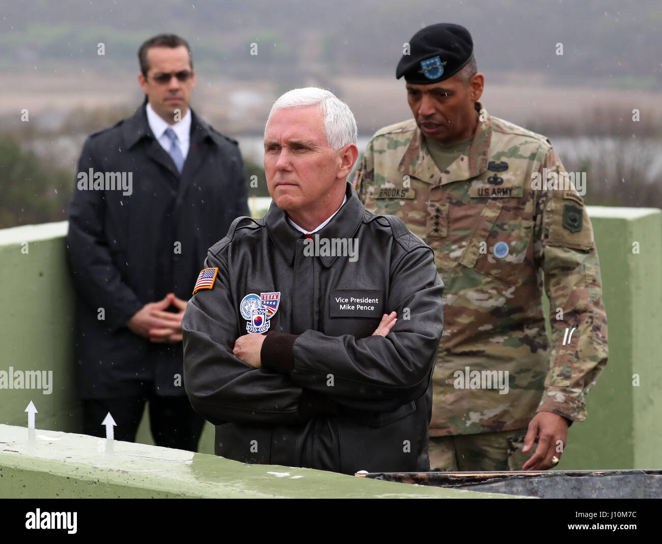 Séoul, Corée du Sud. Apr 17, 2017. Le Vice-président américain Mike Pence (avant) visite l'Observation Post Ouellette dans la zone démilitarisée (DMZ), près de la trêve village de Panmunjom, Corée du Sud, le 17 avril 2017. Credit : piscine/Xinhua/Alamy Live News Banque D'Images