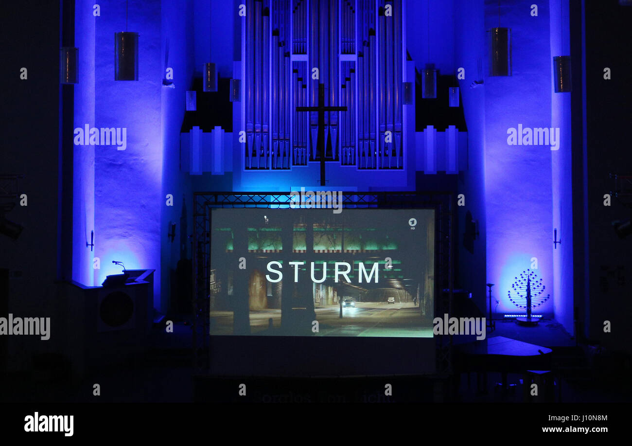 Dortmund, Allemagne. Apr 17, 2017. 'Sturm', un épisode de la populaire série "détective allemande Tatort' ('lieu de crime'), est projeté dans une église à Dortmund, Allemagne, 17 avril 2017. L'épisode a été prévue pour le jour de l'an, mais elle a été reportée en raison de l'attentat sur un marché de Noël à Berlin le 19 décembre 2016. Photo : Ina Fassbender/dpa/Alamy Live News Banque D'Images