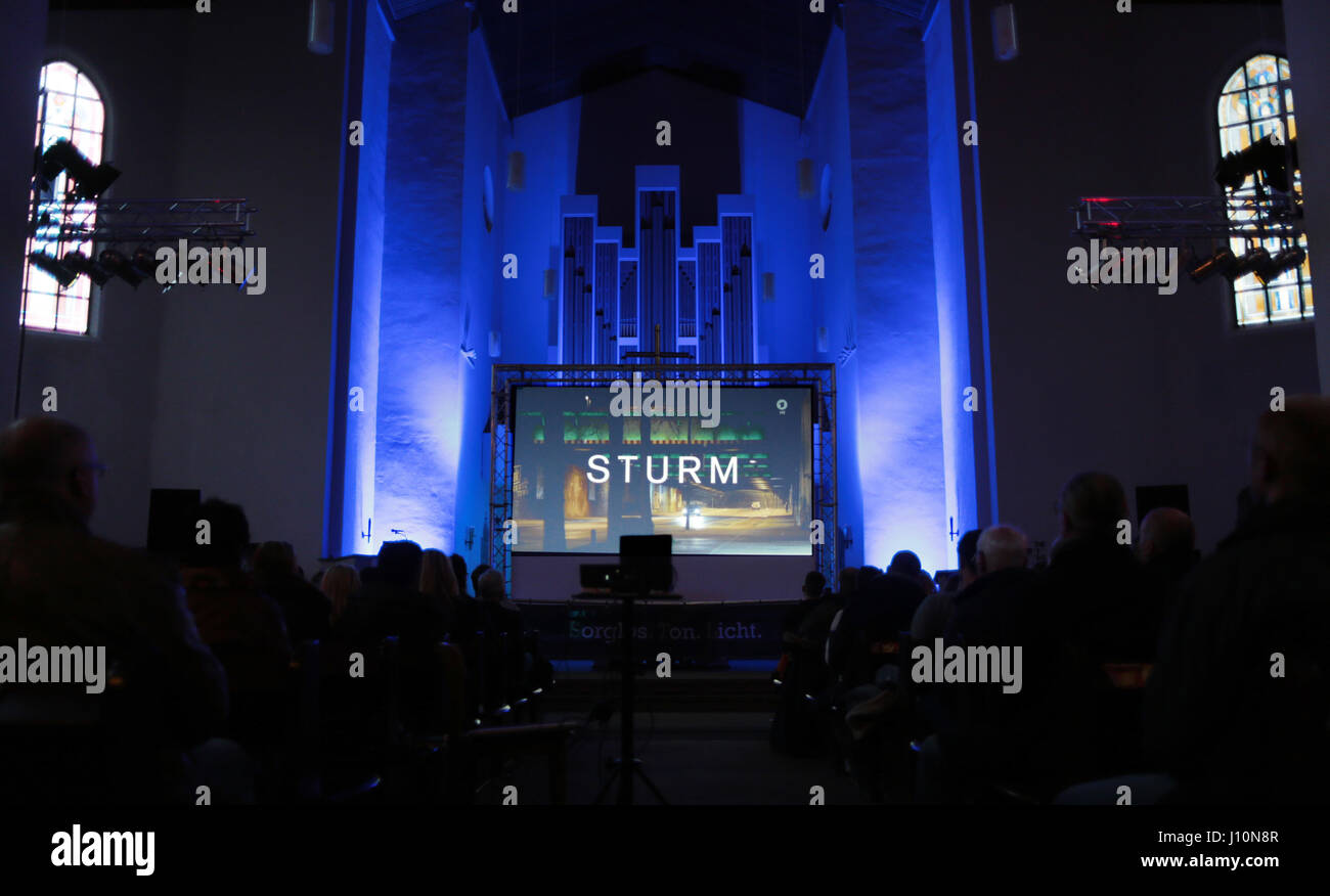 Dortmund, Allemagne. Apr 17, 2017. 'Sturm', un épisode de la populaire série "détective allemande Tatort' ('lieu de crime'), est projeté dans une église à Dortmund, Allemagne, 17 avril 2017. L'épisode a été prévue pour le jour de l'an, mais elle a été reportée en raison de l'attentat sur un marché de Noël à Berlin le 19 décembre 2016. Photo : Ina Fassbender/dpa/Alamy Live News Banque D'Images