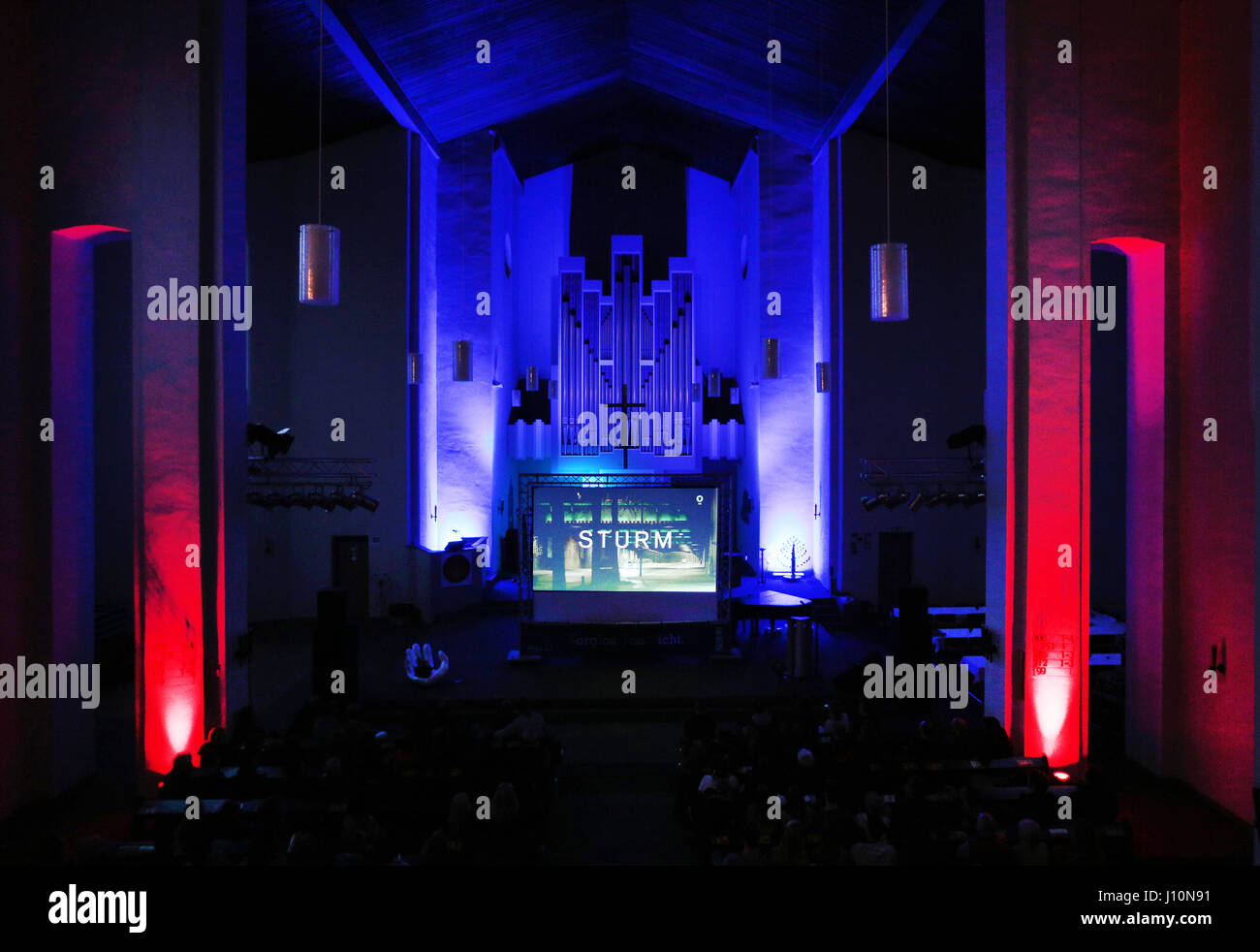 Dortmund, Allemagne. Apr 17, 2017. 'Sturm', un épisode de la populaire série "détective allemande Tatort' ('lieu de crime'), est projeté dans une église à Dortmund, Allemagne, 17 avril 2017. L'épisode a été prévue pour le jour de l'an, mais elle a été reportée en raison de l'attentat sur un marché de Noël à Berlin le 19 décembre 2016. Photo : Ina Fassbender/dpa/Alamy Live News Banque D'Images