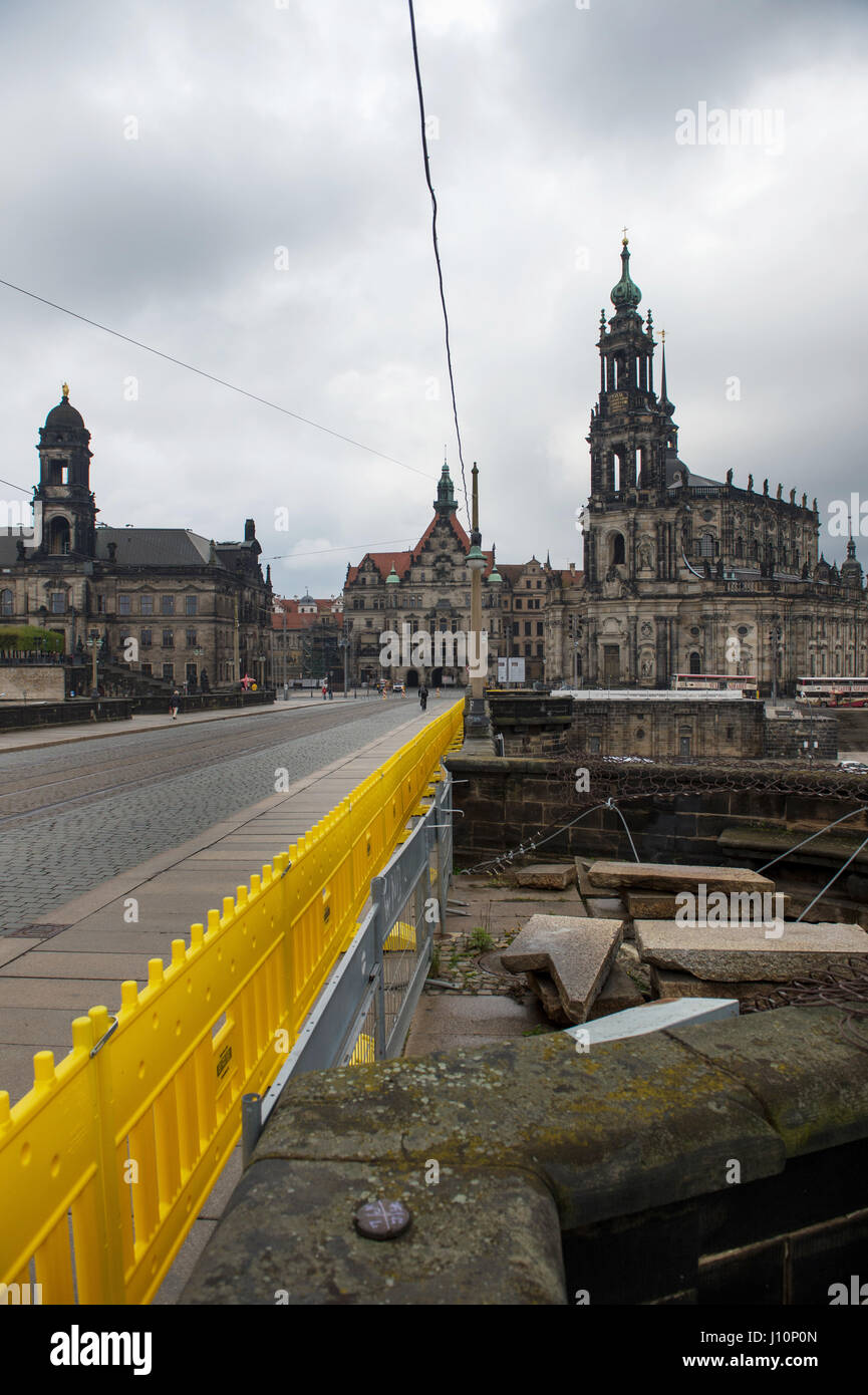L'Augustus pont est bloqué pour traffoc normal sur le 19 avril 2017 à Dresde, Allemagne, 18 avril 2017. Dès aujourd'hui pas de voitures ou motos peuvent passer la structure vieux de 100 ans qui enjambe l'Elbe depuis le palais Residenz au Golden Rider monument. Selon le conseil de ville le projet de deux ans, de 23 millions d'euros restauration n'autorise les piétons, voitures de tramway, les véhicules d'urgence et les taxis d'adopter à l'avenir. La ville souhaite animer le pont avec un artiste flair, avec le pont de Prague comme exemple. Photo : Arno Burgi/dpa-Zentralbild/dpa Banque D'Images