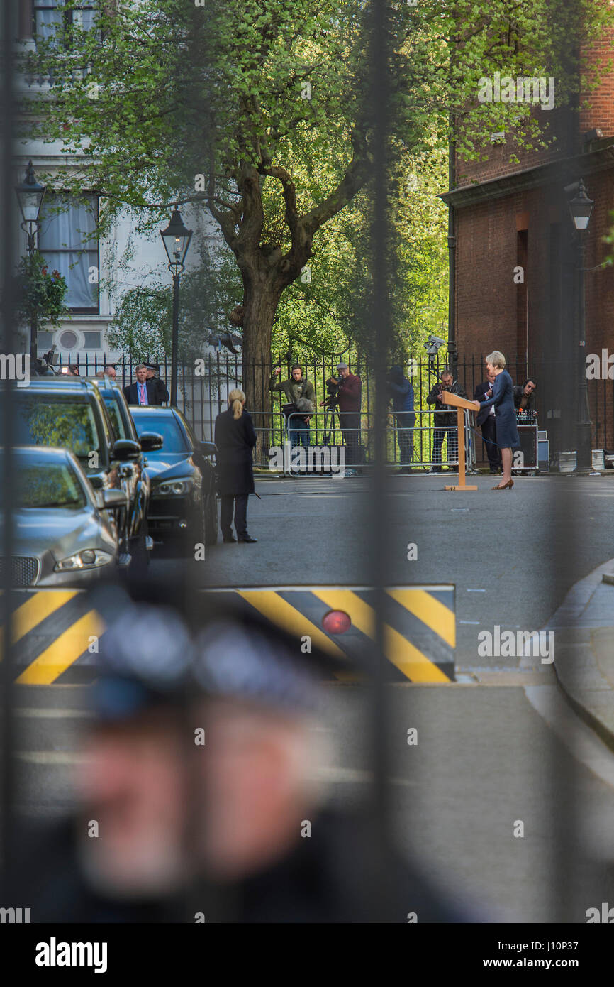 Londres, Royaume-Uni. 18 avr, 2017. Premier ministre Theresa peut annonce une élection générale date de juin devant 10 Downing Street. Londres 18 Avr 2017 Crédit : Guy Bell/Alamy Live News Banque D'Images