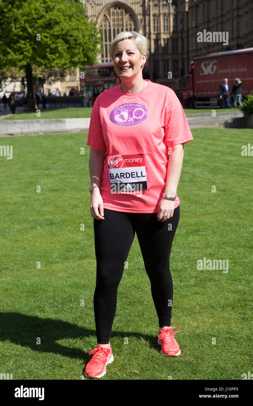 Westminster, Royaume-Uni. 18 avr, 2017. Hannah Bardell avec d'autres députés assister à un photocall en dehors de la chambres du Parlement de l'avant de la Virgin Money 2017 Marathon de Londres. Cette année, il y a un nombre record de 16 députés qui prennent part. Credit : Keith Larby/Alamy Live News Banque D'Images