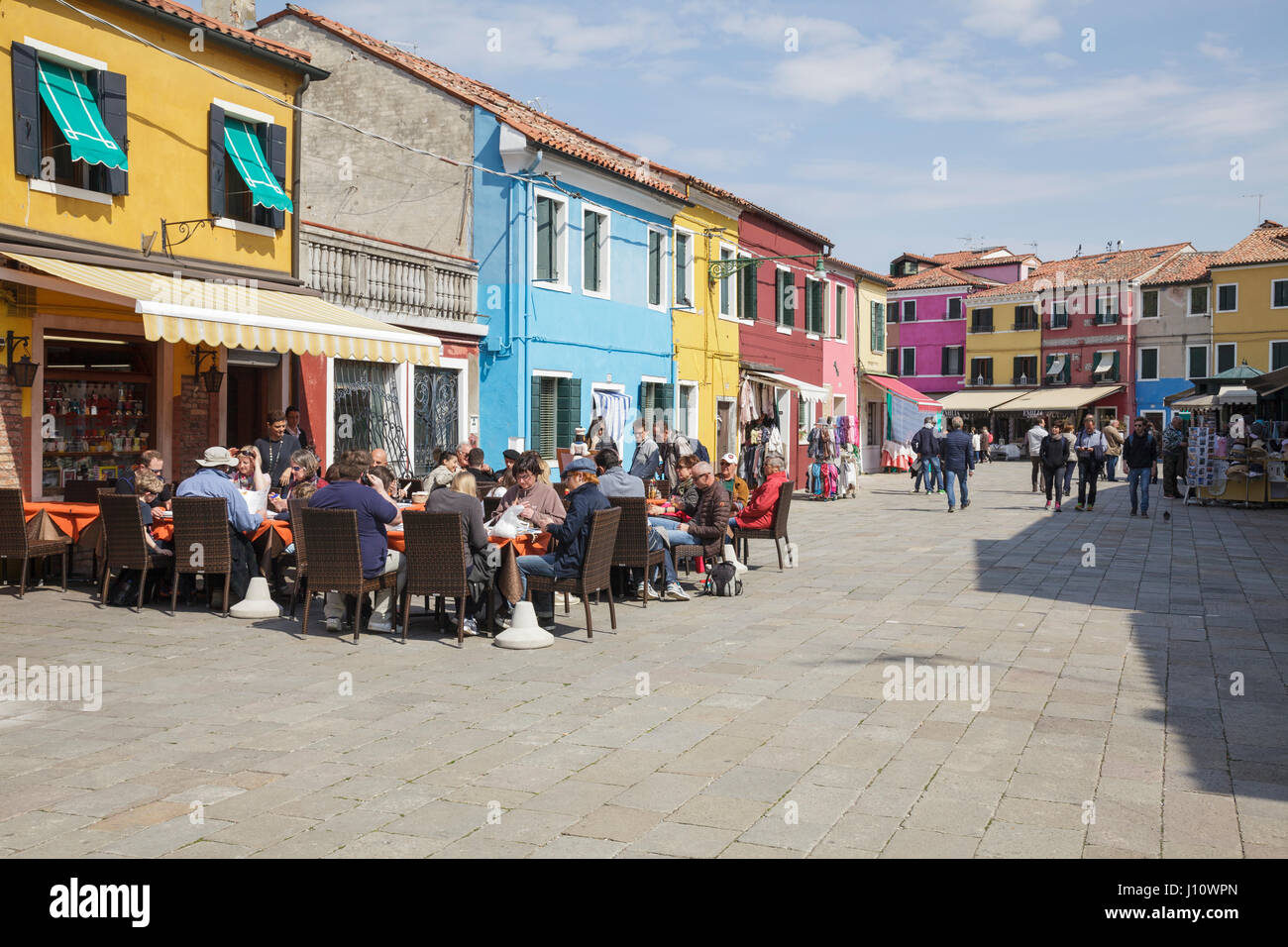 Rio Terra Del Pizzo avec ourdoor restaurants et maisons colorées de Burano, Veneto, Italie Banque D'Images