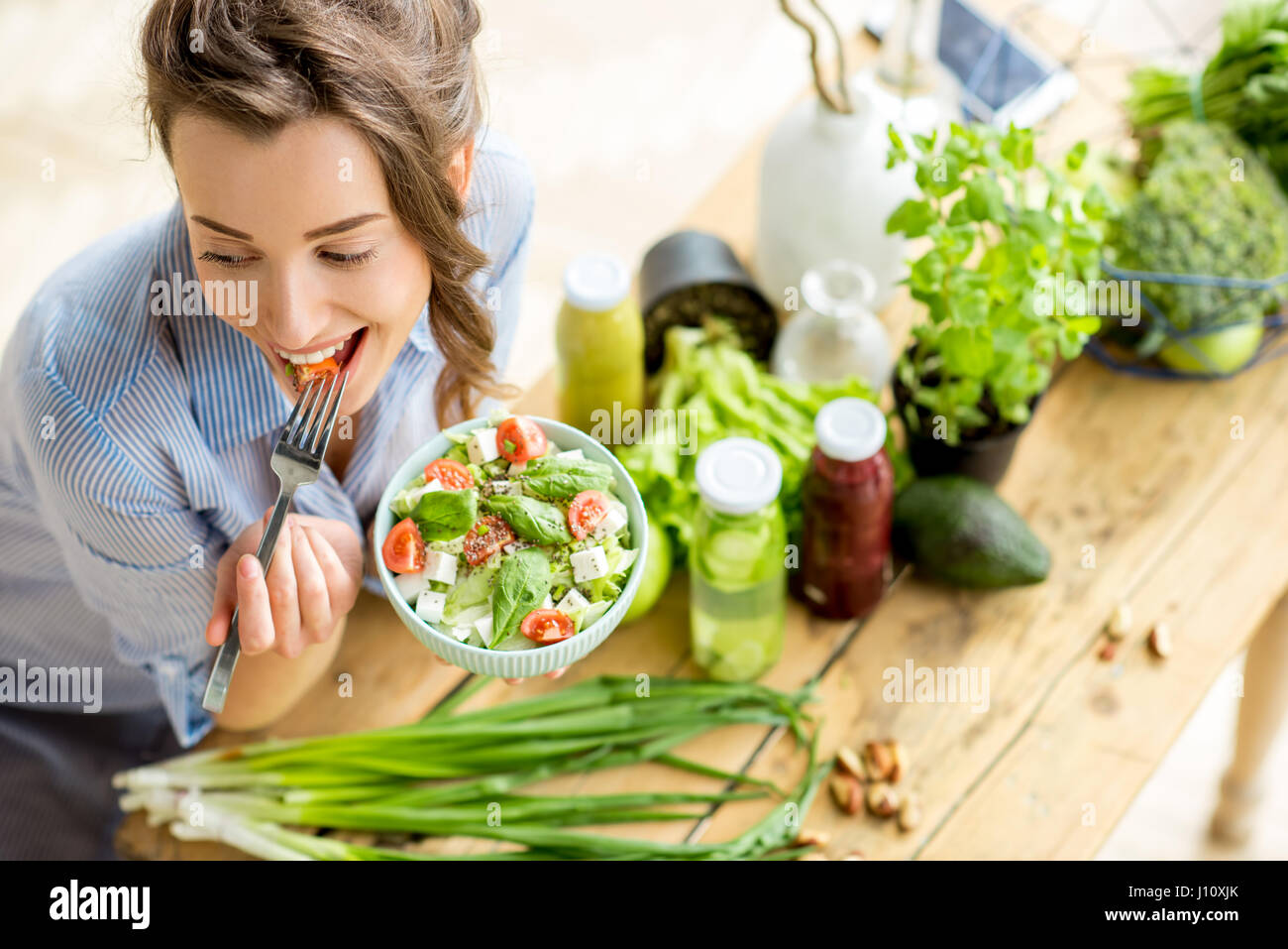 Woman eating healthy salad Banque D'Images