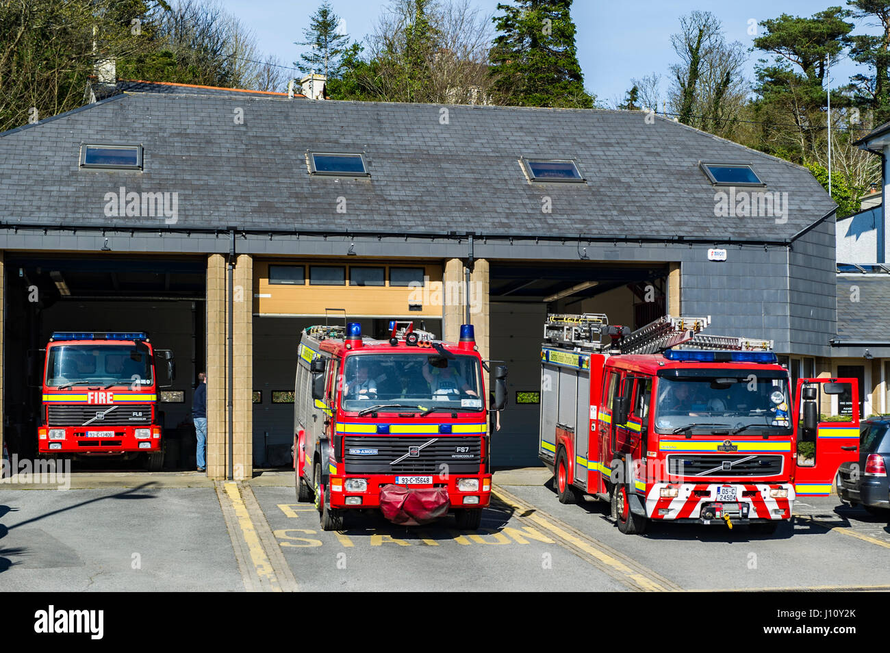 Des camions de pompiers se tiennent à l'extérieur de la caserne de pompiers de Bantry juste après que l'alarme a sonné pour les pompiers d'assister à un incendie à Bantry, West Cork, Irlande. Banque D'Images