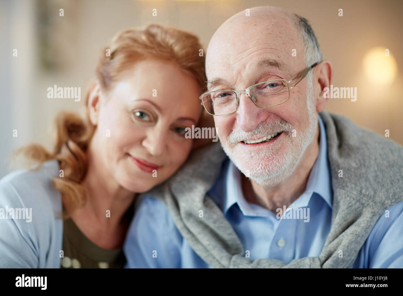 Hauts affectionate couple looking at camera Banque D'Images
