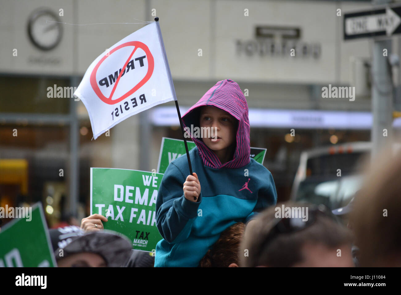 Les personnes qui prennent part à l'impôt mars contre le Président Trump à New York. Banque D'Images