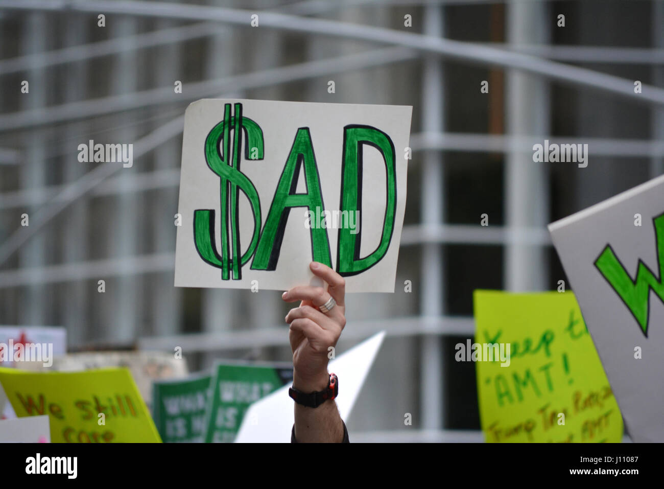 Les personnes qui prennent part à l'impôt mars contre le Président Trump à New York. Banque D'Images