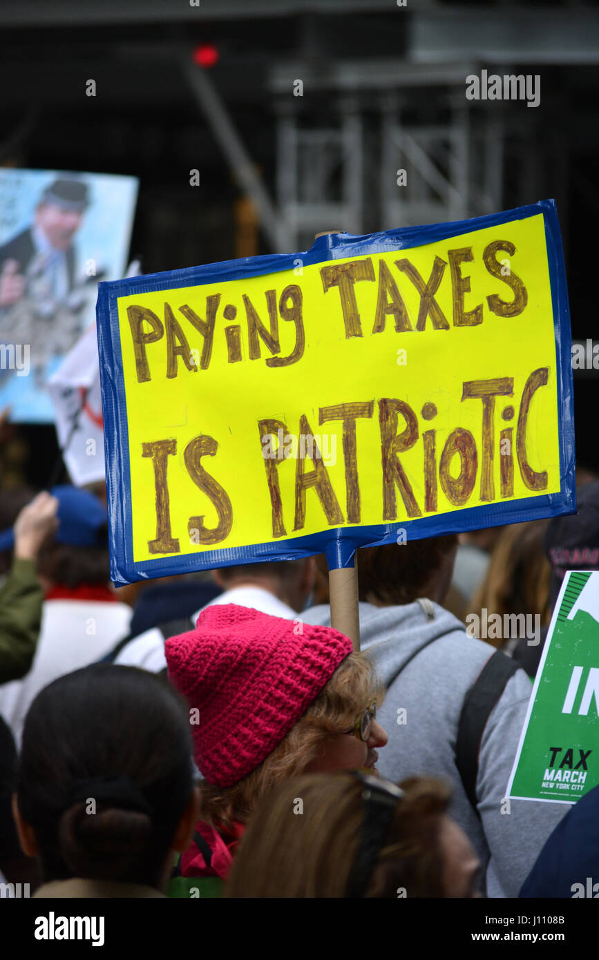 Les personnes qui prennent part à l'impôt mars contre le Président Trump à New York. Banque D'Images