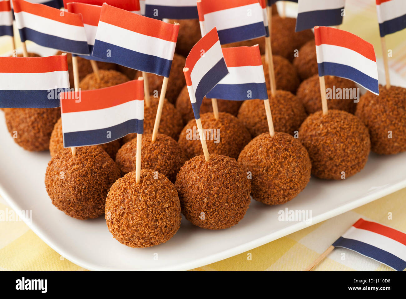 Bitterballen snack traditionnel néerlandais sur un plat avec un pavillon néerlandais cocktail stick Banque D'Images