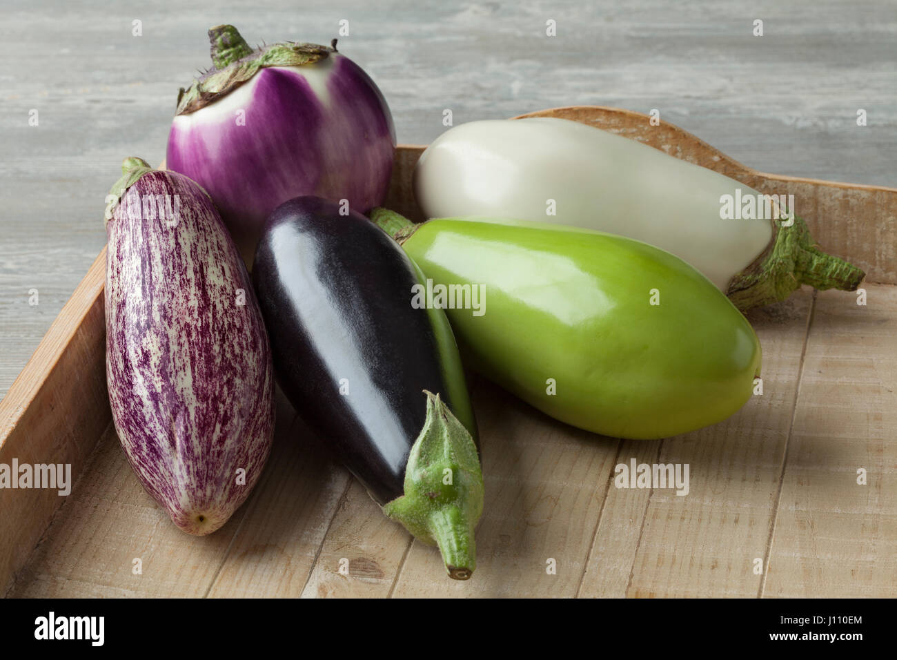 De matières premières diverses frais aubergines Banque D'Images