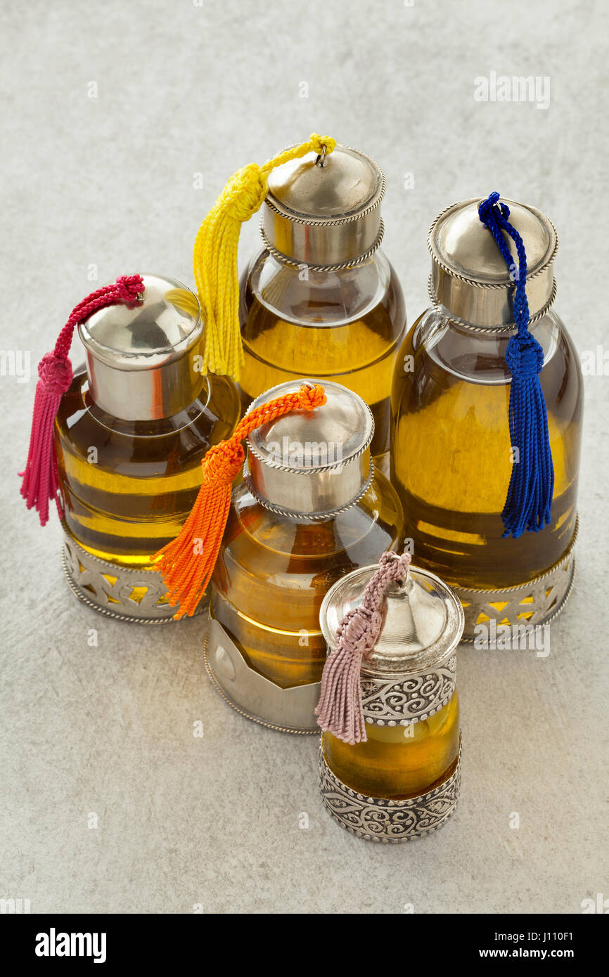 Flacons cosmétiques bio marocain avec de l'huile dans le hammam Banque D'Images