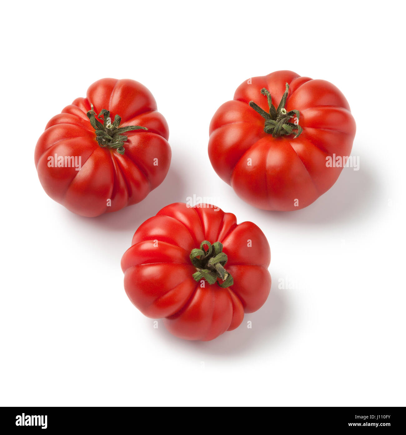 Tomates mûres rouges frais merinda sur fond blanc Banque D'Images