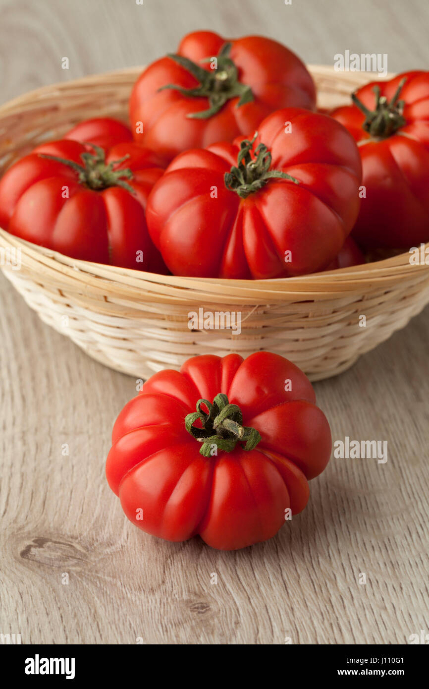 Merinda tomates mûres rouges frais dans un panier Banque D'Images
