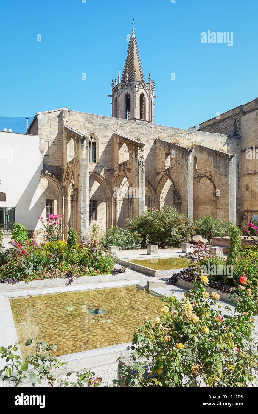 Avignon, France, 9 septembre 2016 : Square Agricol Perdiguier dans le centre historique d'Avignon en France, avec en arrière-plan la tour du Temple Banque D'Images