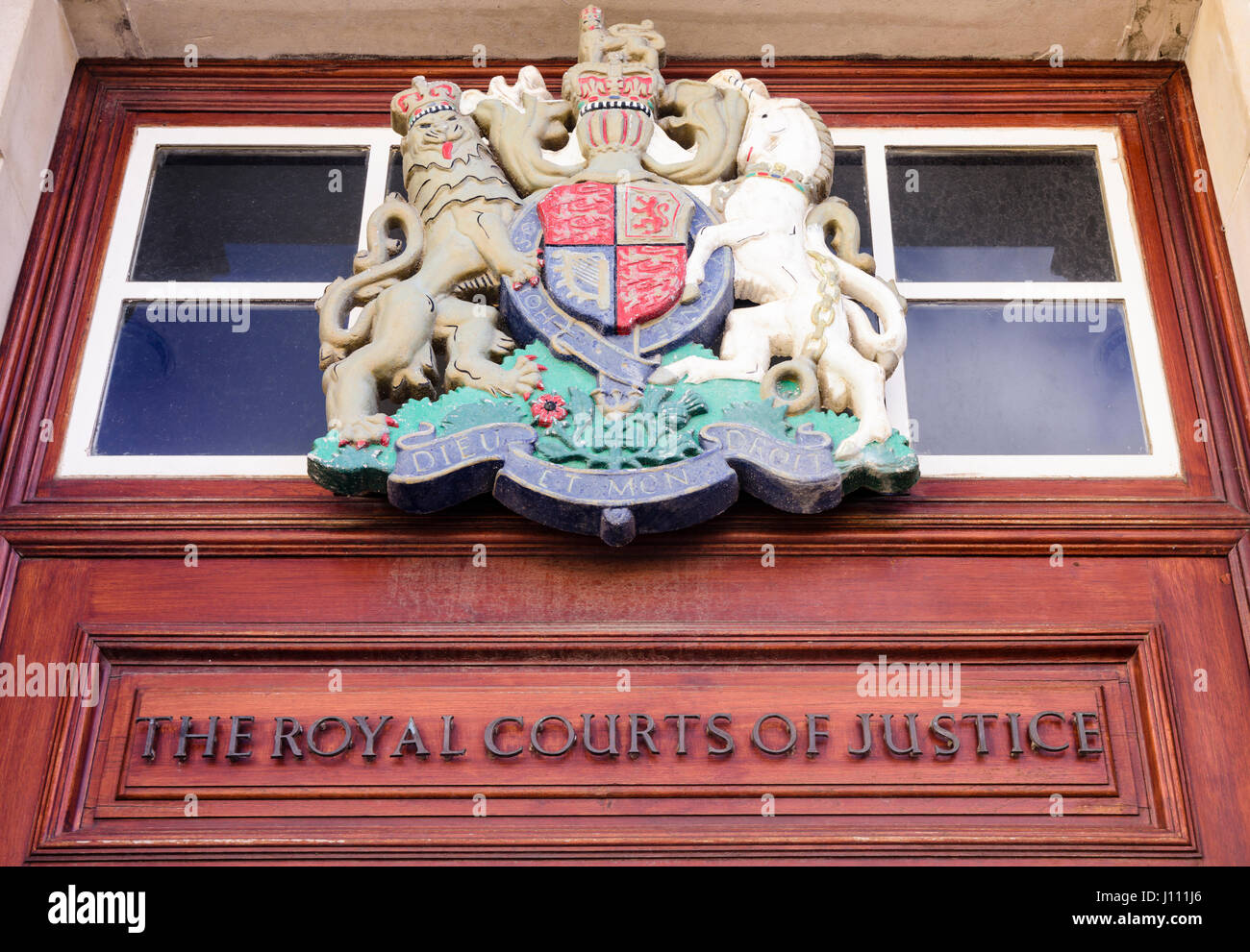 Armoiries royales au-dessus de la porte de la Royal Courts of Justice, Belfast. Banque D'Images