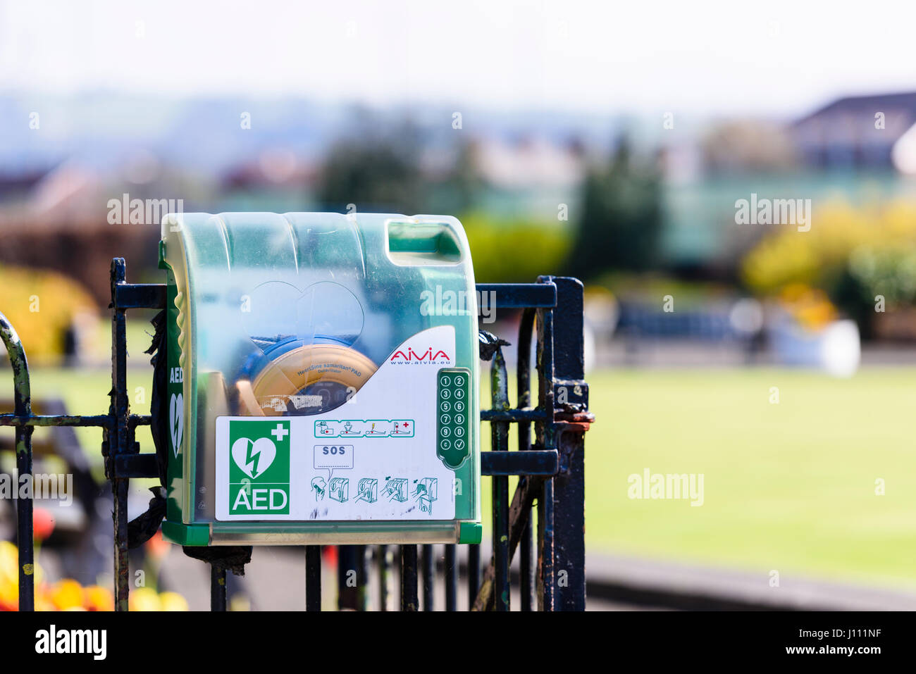 Un défibrillateur automatique en cas d'urgence dans une boîte verrouillée avec un clavier dans un parc public. Banque D'Images