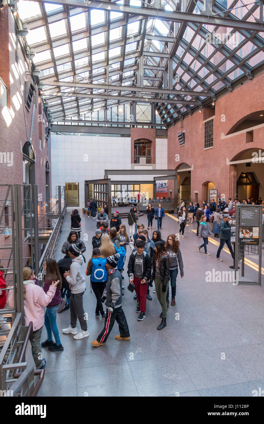 WASHINGTON, DC, USA - United States Holocaust Memorial Museum, le hall et les visiteurs. Banque D'Images