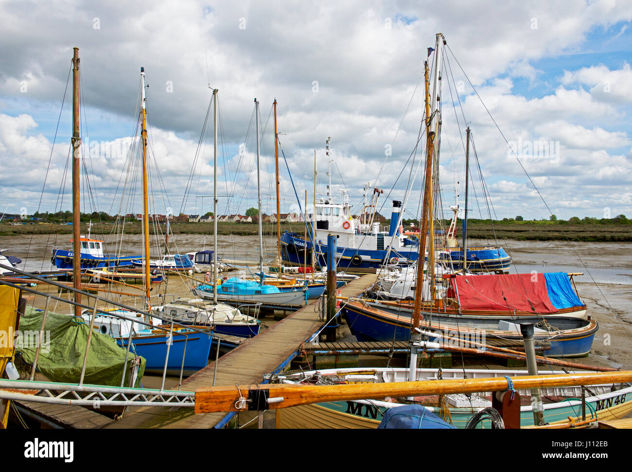 Bateaux dans Tollesbury Marina, Essex, Angleterre, Royaume-Uni Banque D'Images