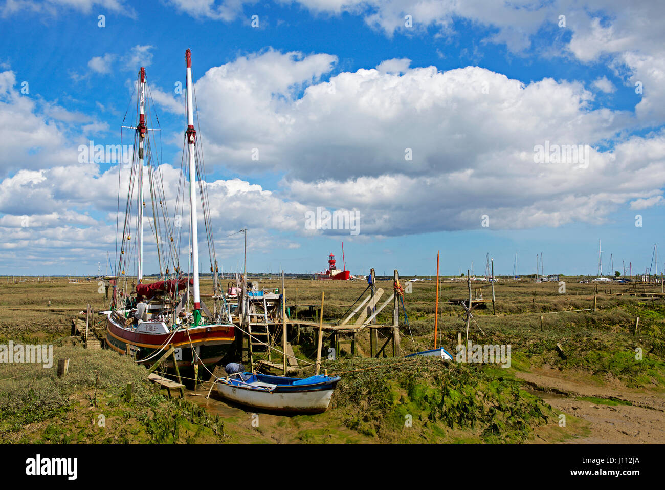 Bateaux sur le marais salant, West Mersea, Essex, Angleterre, Royaume-Uni Banque D'Images