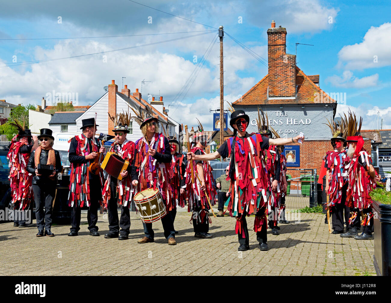 Le cheval foncé morris performing troupe dans Maldon, Essex. England UK Banque D'Images