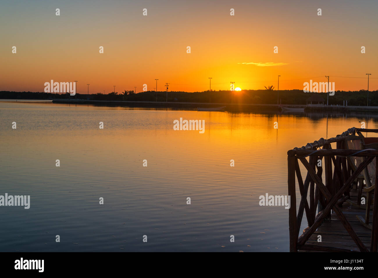 Beau lever de soleil vu de la côte de la ville de Rio Lagartos, Mexique Banque D'Images